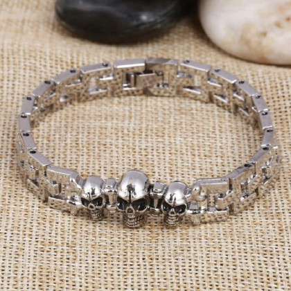 Apyrankė Shine Three Skulls silver; 19cm Apyrankė Shine Three Skulls silver; 19cm