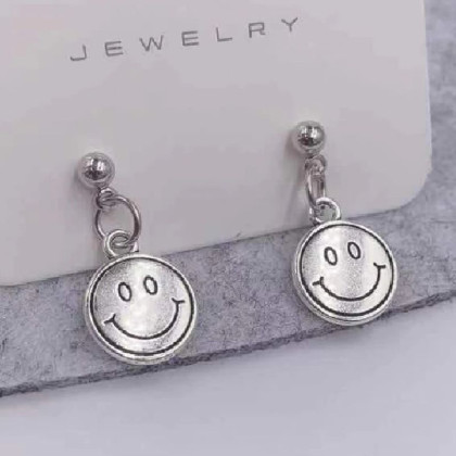 Auskarai Smile One sidabro spalvos; 2vnt Auskarai Smile One sidabro spalvos; 2vnt