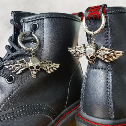 Avalynės pakabukai Pendant Flying Skull sidabro spalvos; 2vnt Avalynės pakabukai Pendant Flying Skull sidabro spalvos; 2vnt