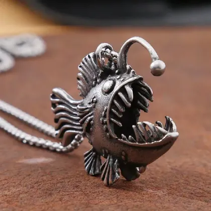 Kaklo papuošalas Deep sea fish sidabro spalvos; 40x50mm