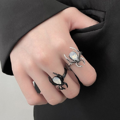 Žiedas Spider Opal Black; 17.5-21 pritaikomo dydžio Žiedas Spider Opal Black; 17.5-21 pritaikomo dydžio