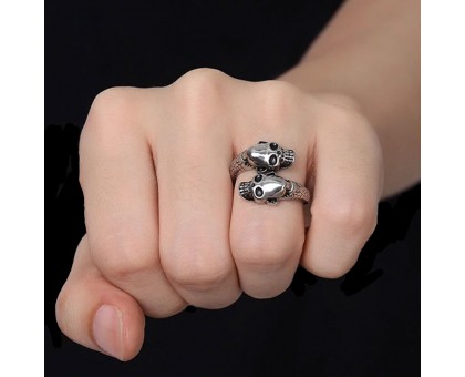 Žiedas Two Skulls sidabro spalvos, universalaus dydžio